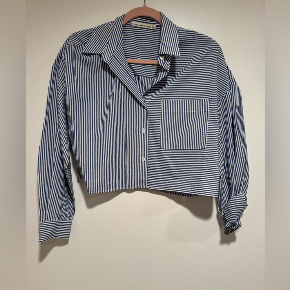 Abercrombie blue and white cropped button down